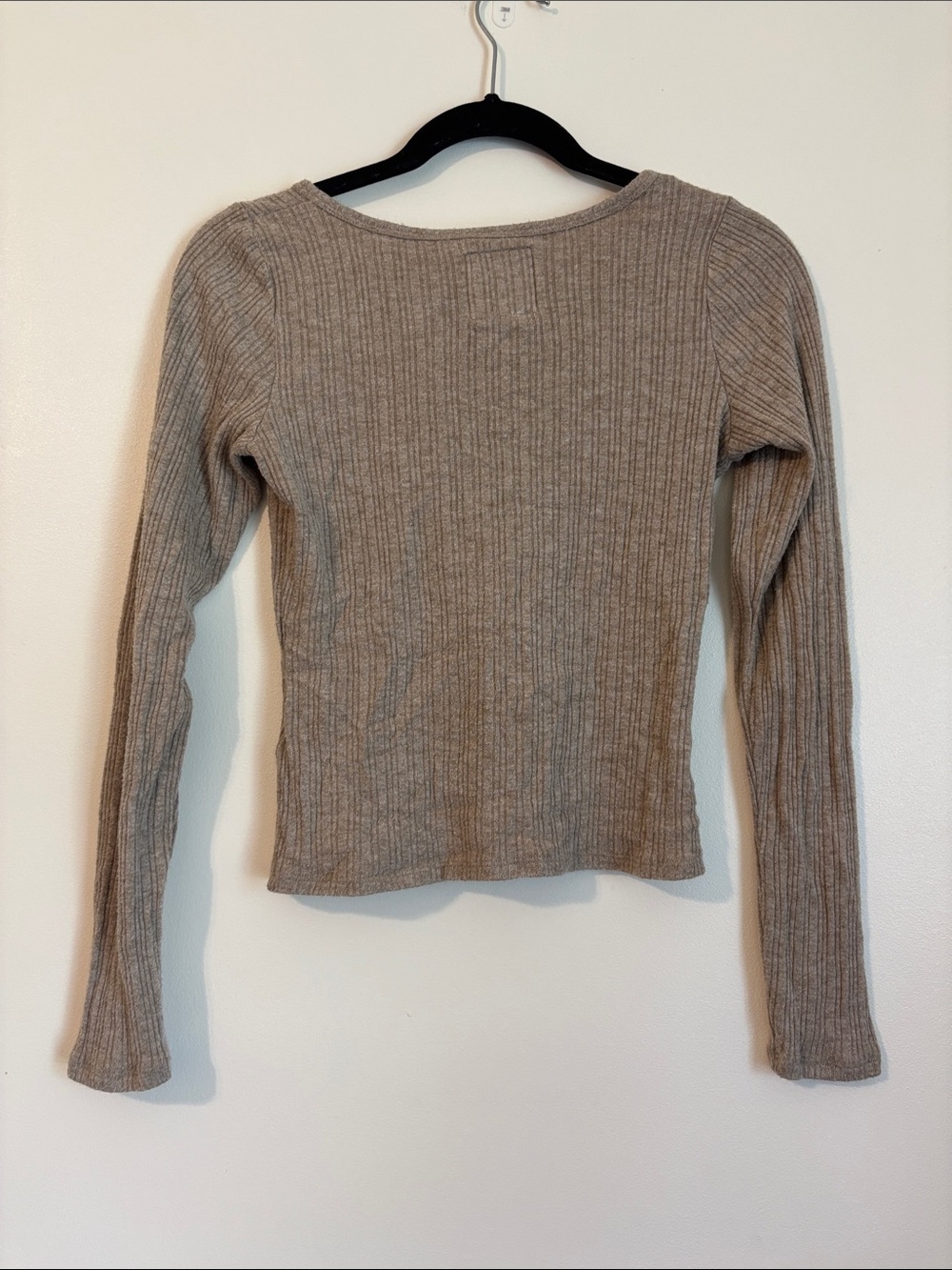 Hollister — Beige Ribbed Henley Long-Sleeve Top - Picture 2 of 4
